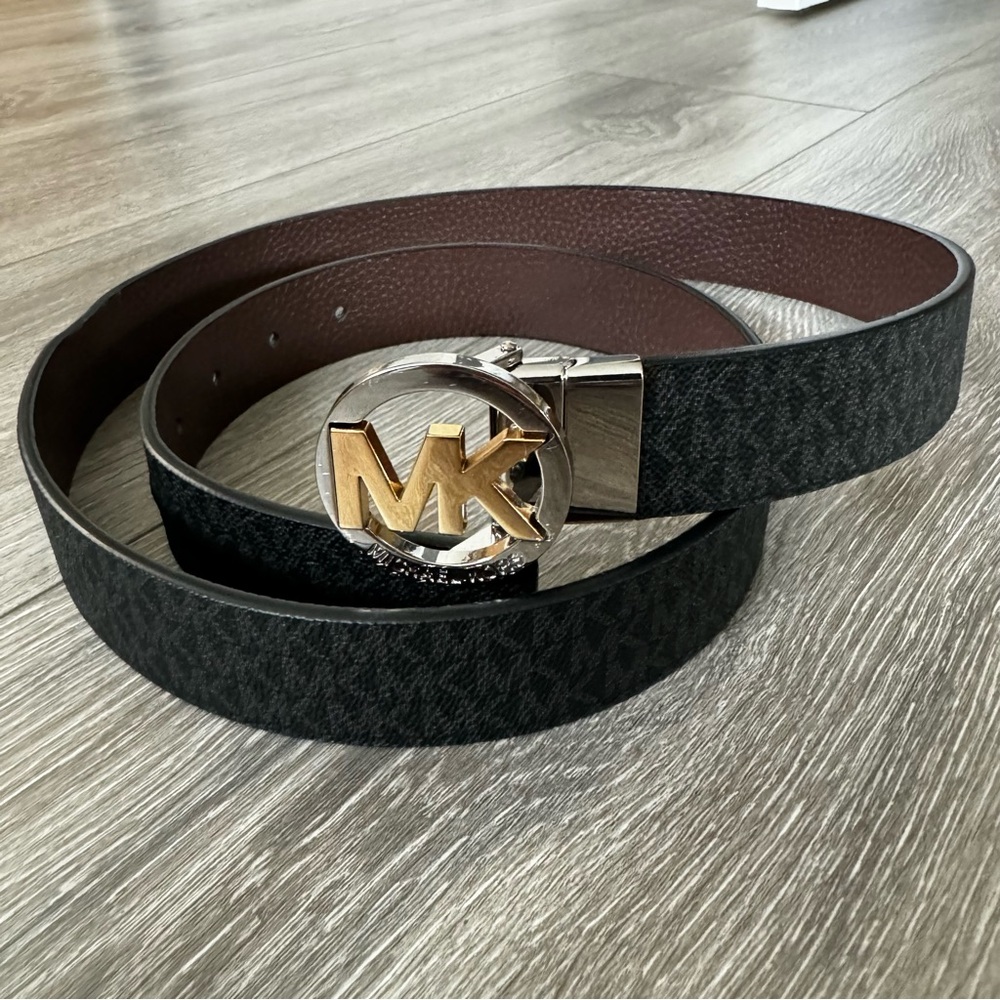 Michael Kors Woman’s Twist Reversible Belt 45 inch Excellent Condition Worn once